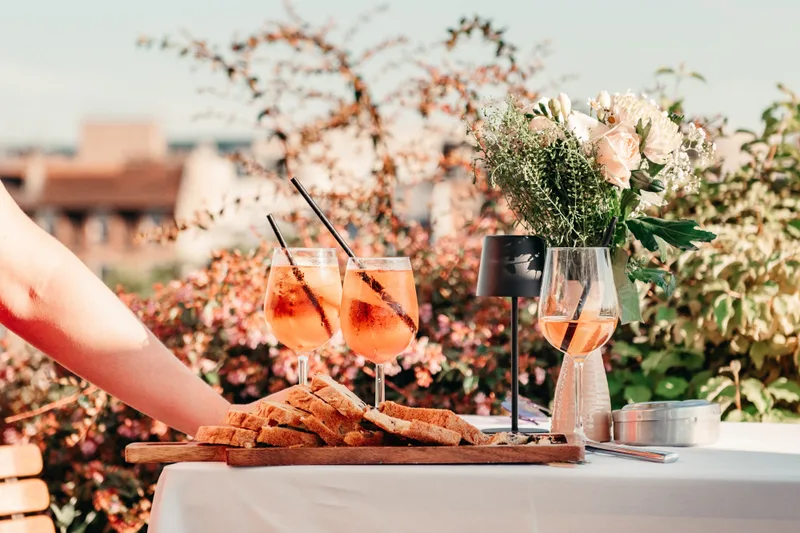 Tavolo per l'aperitivo con drink all'aperto a una festa