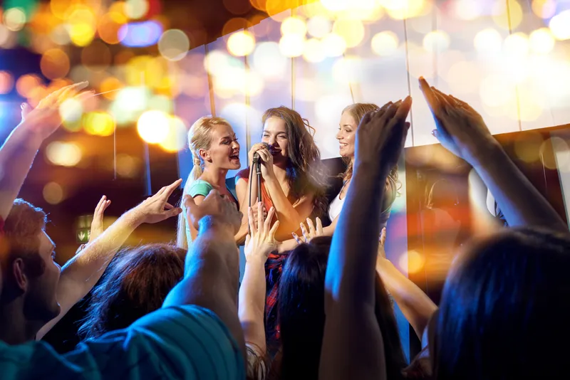 Esibizione karaoke con pubblico in festa a un evento aziendale
