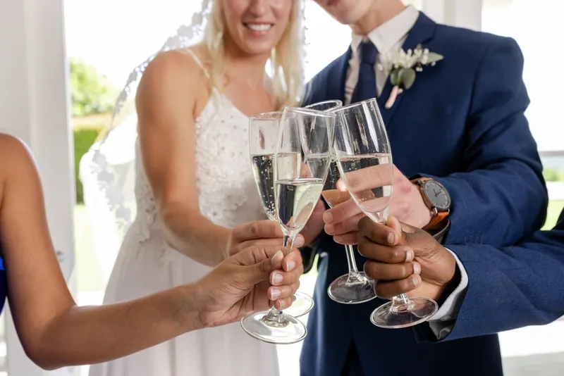 Sposi e ospiti brindano al matrimonio