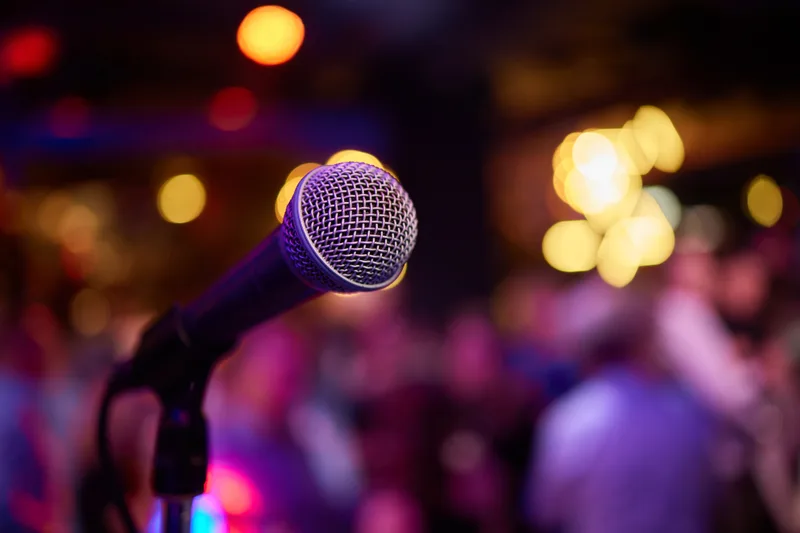 Microfono su asta a un evento karaoke