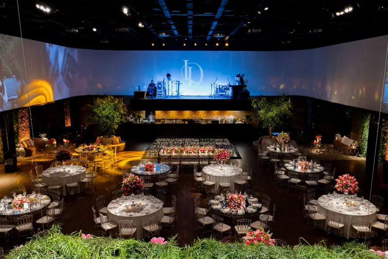 Elegante sala per banchetti con palco per un grande evento