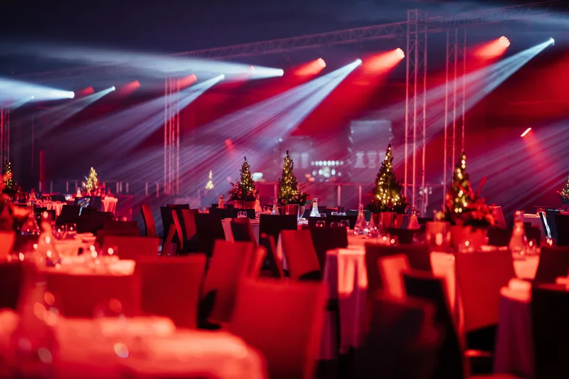 Evento di gala allestito professionalmente con luci da palco