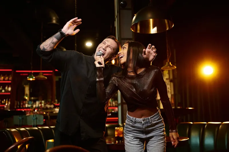 Due persone cantano insieme al karaoke in un bar