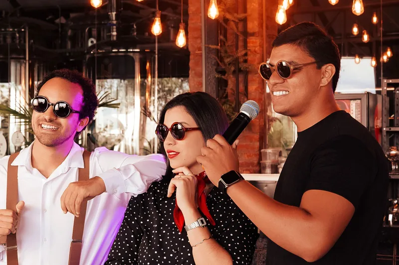 Tre colleghi cantano insieme al karaoke