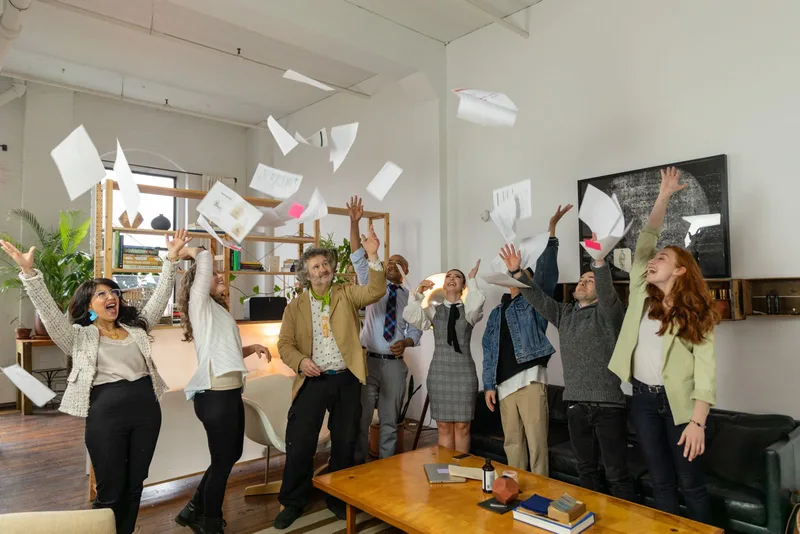Un team eterogeneo festeggia insieme a un evento aziendale