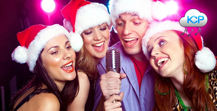 Colleghi cantano insieme al karaoke a una festa di Natale aziendale